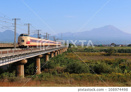 [JR West Japan] Series 381 “Yakumo” ~JNR color~ and Mt. Daisen (San’in Main Line: Hoki Daisen ~ Higashiyama Park) 108974498