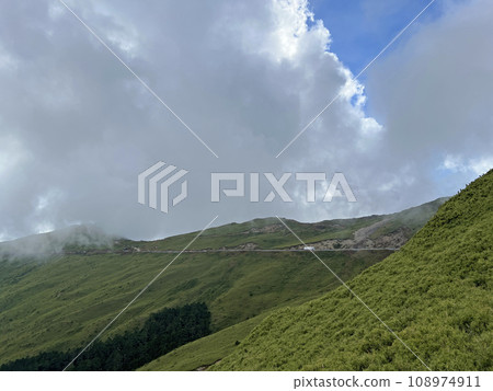 Take pictures of beautiful mountain scenery and cloud scenery on Hehuan Mountain Take pictures of beautiful mountain scenery and cloud scenery on Hehuan Mountain 108974911