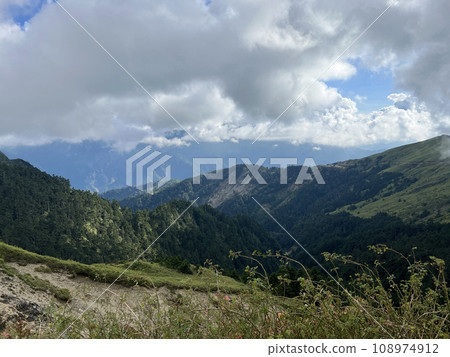 在合歡山上拍攝美麗的山景與雲景 108974912