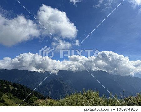 在合歡山上拍攝美麗的山景與雲景 108974916