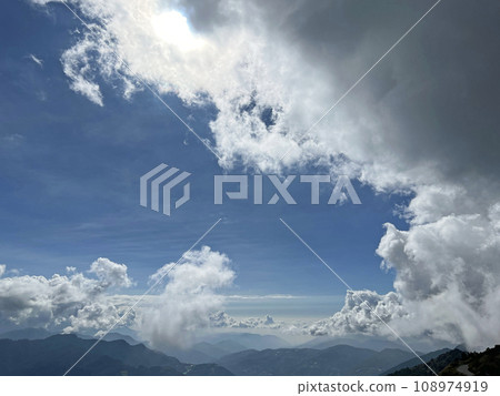 在合歡山上拍攝美麗的山景與雲景 108974919