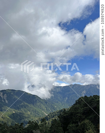 在合歡山上拍攝美麗的山景與雲景 108974920