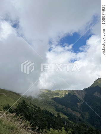 在合歡山上拍攝美麗的山景與雲景 在合歡山上拍攝美麗的山景與雲景 108974923