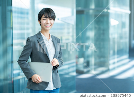 筆記本電腦業務的女人 108975440
