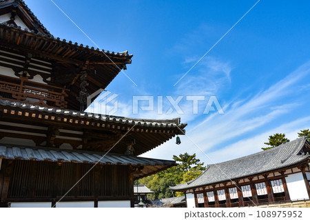 法隆寺在藍天的襯托下熠熠生輝 法隆寺在藍天的襯托下熠熠生輝 108975952