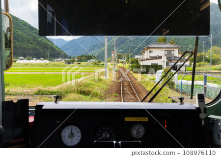 火車駕駛座上的風景,穿越鄉村 火車駕駛座上的風景,穿越鄉村 108976110