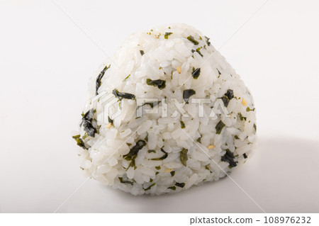 紫蘇裙帶菜梅子飯糰 紫蘇裙帶菜梅子飯糰 108976232