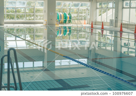 Swimming pool Swimming pool 108976607