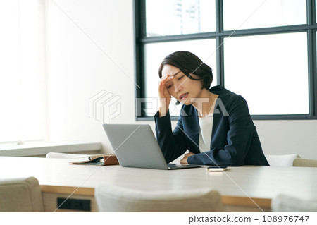 一個帶著疲憊表情的職業女性 108976747