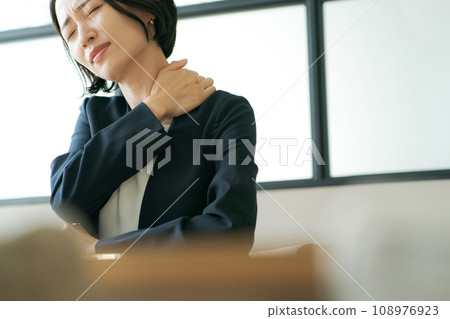 遭受僵硬的肩膀的女商人 遭受僵硬的肩膀的女商人 108976923