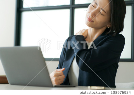 Business woman suffering from stiff shoulders Business woman suffering from stiff shoulders 108976924