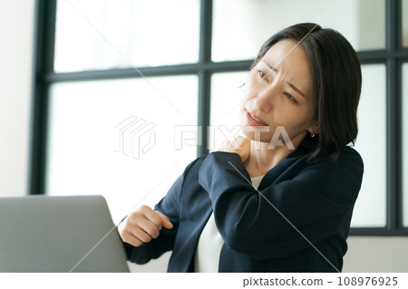 遭受僵硬的肩膀的女商人 遭受僵硬的肩膀的女商人 108976925