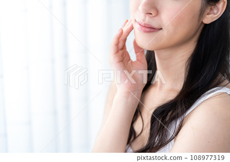 A young woman feels that her skin is moisturized. (Parts model) A young woman feels that her skin is moisturized. (Parts model) 108977319