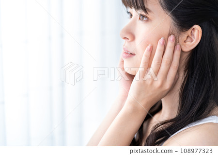 感覺皮膚滋潤的年輕女性。 感覺皮膚滋潤的年輕女性。 108977323