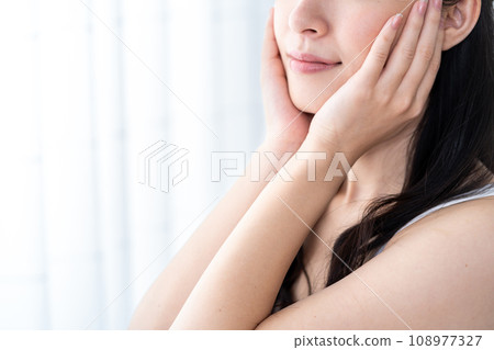A young woman feels that her skin is moisturized. (Parts model) 108977327