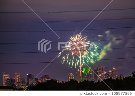 日本東京城市景觀多摩川煙火大會四年來首次。第45屆世田谷區玉川花火大會會場側/東京都廳大樓後方=21日 108977896