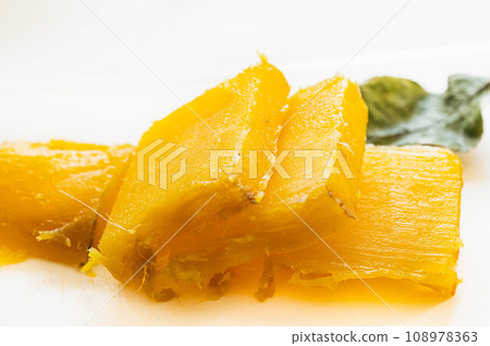 Steamed sweet potato 108978363