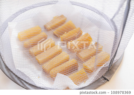 Making dried potatoes using a vegetable drying net 108978369