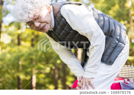 Senior woman with knee sore 108978576