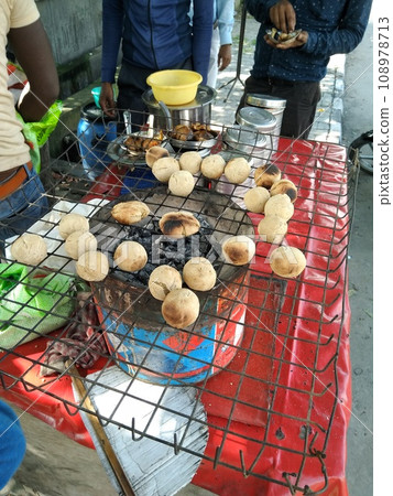 A picture of litti chokha 108978713