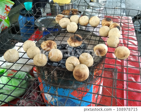 A picture of litti chokha 108978715