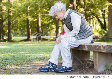 Senior woman with knee sore Senior woman with knee sore 108979123