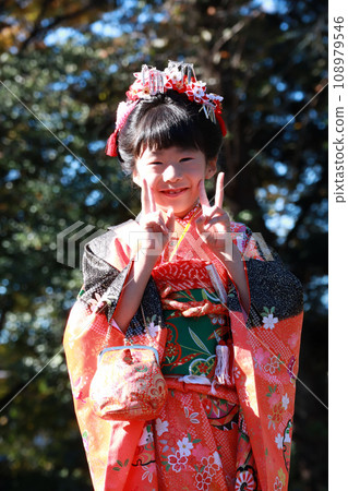 A girl who visits a shrine with Shichigosan 108979546