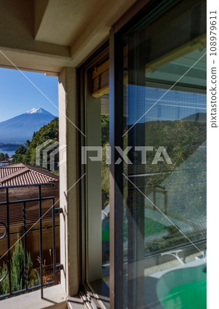 Resort hotel open-air bath and view of Mt. Fuji Resort hotel open-air bath and view of Mt. Fuji 108979611