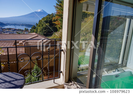 度假酒店的露天浴池和富士山美景 108979623