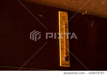 Old thermometer 108979767