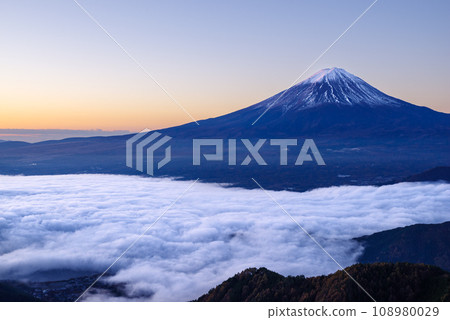 日本風景“富士山和雲海” 108980029