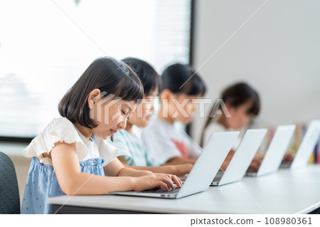 小學生學習IT。 小學生學習IT。 108980361