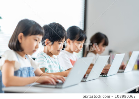 小學生學習IT。 小學生學習IT。 108980362