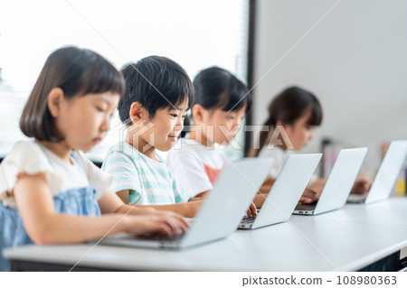 Elementary school students learning IT. 108980363