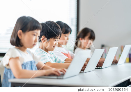 Elementary school students learning IT. 108980364