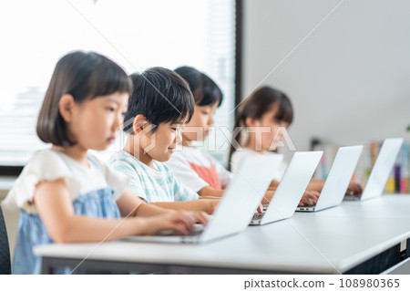 Elementary school students learning IT. 108980365