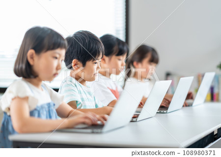 小學生學習IT。 108980371
