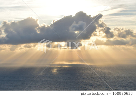 在多雲的天空中的海上日落 在多雲的天空中的海上日落 108980633