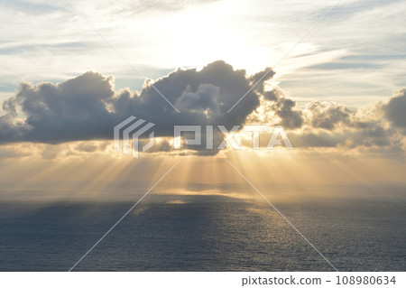 在多雲的天空中的海上日落 108980634