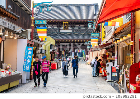 [Kanagawa Prefecture] Nakamise Street leading to Kawasaki Daishi with many shops lined up 108982281