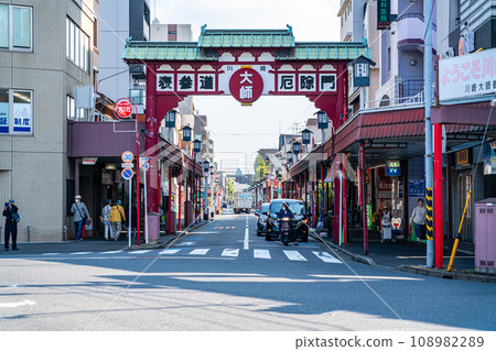 [Kanagawa Prefecture] Omotesando leading to Kawasaki Daishi and the Yakuyokemon gate 108982289