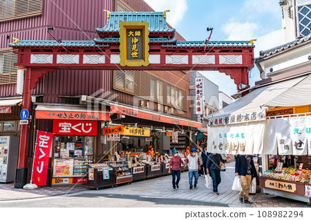 【神奈川縣】通往川崎大師的仲見世大街，店鋪鱗次櫛比 108982294