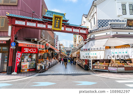 [Kanagawa Prefecture] Nakamise Street leading to Kawasaki Daishi with many shops lined up 108982297