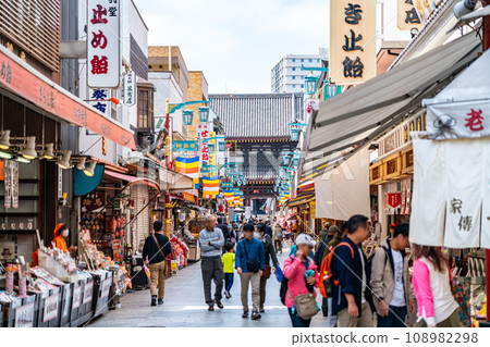 【神奈川縣】通往川崎大師的仲見世大街，店鋪鱗次櫛比 108982298