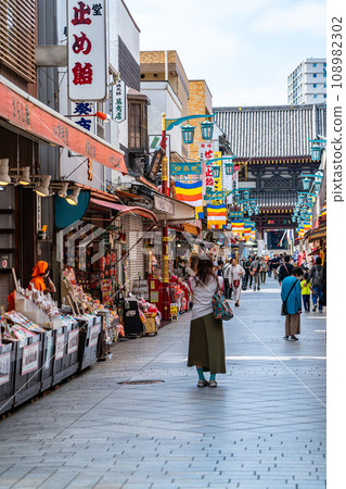 [Kanagawa Prefecture] Nakamise Street leading to Kawasaki Daishi with many shops lined up 108982302