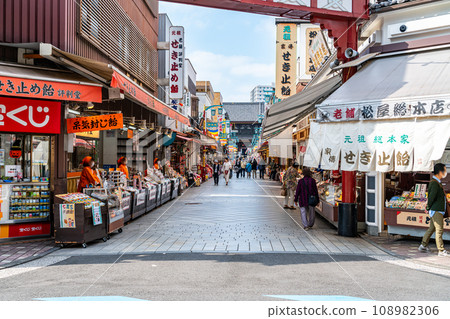 【神奈川縣】通往川崎大師的仲見世大街，店鋪鱗次櫛比 108982306