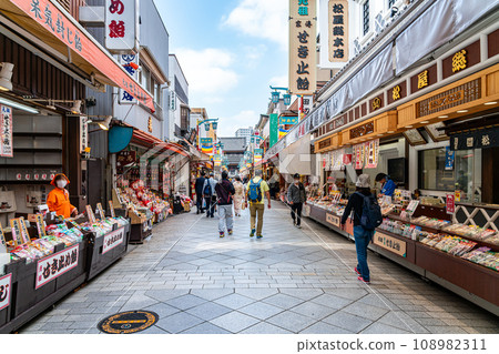 [Kanagawa Prefecture] Nakamise Street leading to Kawasaki Daishi with many shops lined up 108982311
