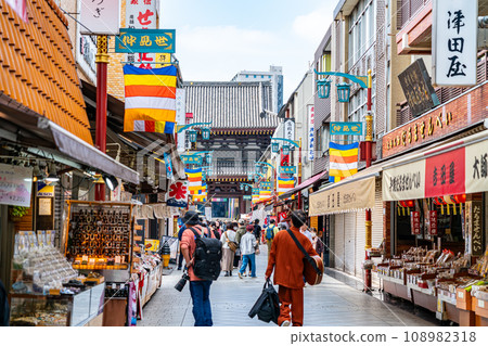 [Kanagawa Prefecture] Nakamise Street leading to Kawasaki Daishi with many shops lined up 108982318