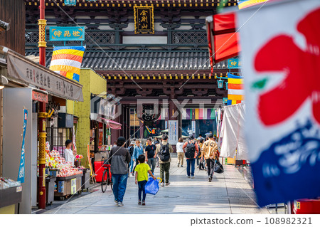 【神奈川縣】通往川崎大師的仲見世大街，店鋪鱗次櫛比 108982321