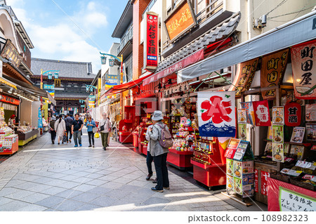 [Kanagawa Prefecture] Nakamise Street leading to Kawasaki Daishi with many shops lined up 108982323